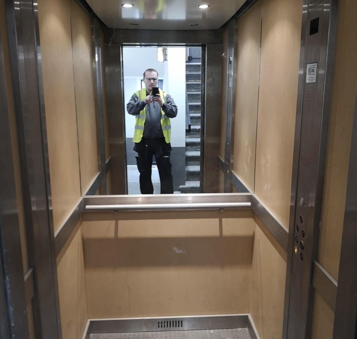 Cabine d'ascenseur avant rénovation Coverstyl par FRG Rénov