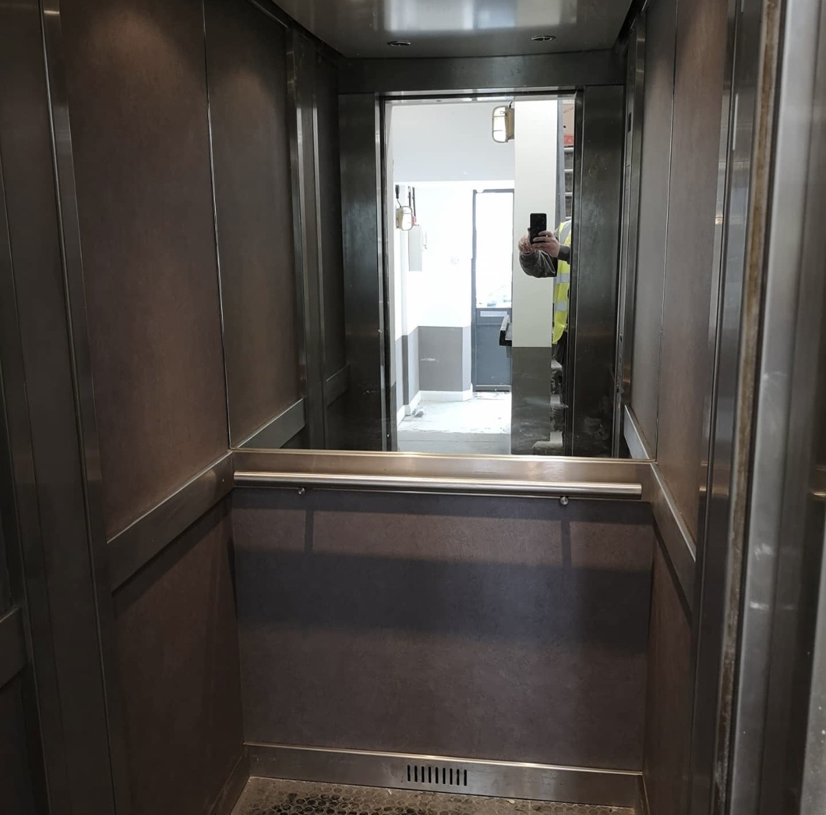 Cabine d'ascenseur rénovée avec film décoratif par FRG Rénov